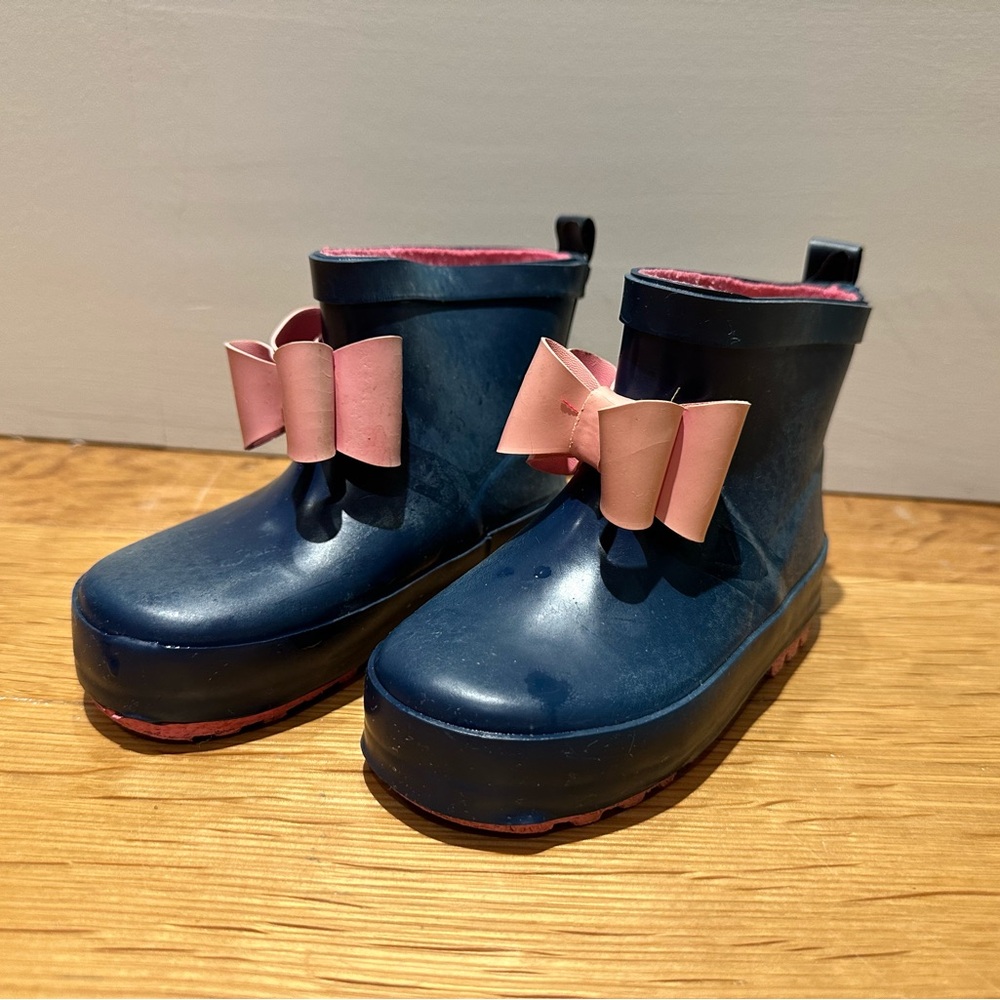 Cat & Jack ankle rain boots with bow detail size 5/6